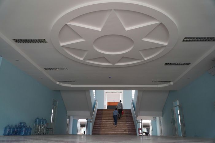  Trường TH-THCS-THPT Lê Thị Riêng đưa vào hoạt động trên cơ sở cải tạo trụ sở UBND quận 12 trước đây 