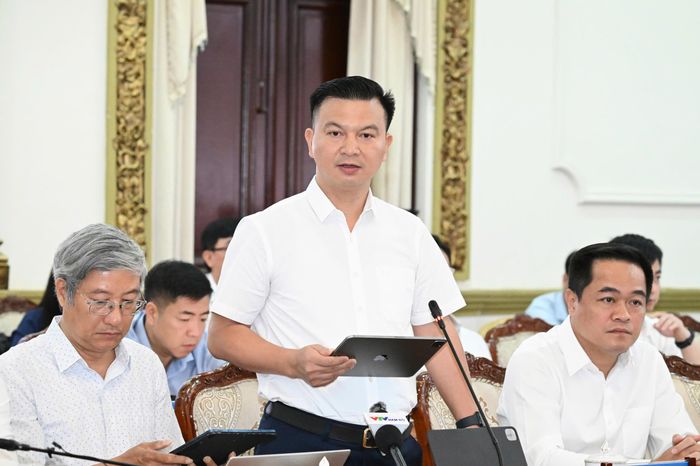  Phó Trưởng Thuế TPHCM Giang Văn Hiển phát biểu tại phiên họp. Ảnh: VIỆT DŨNG 