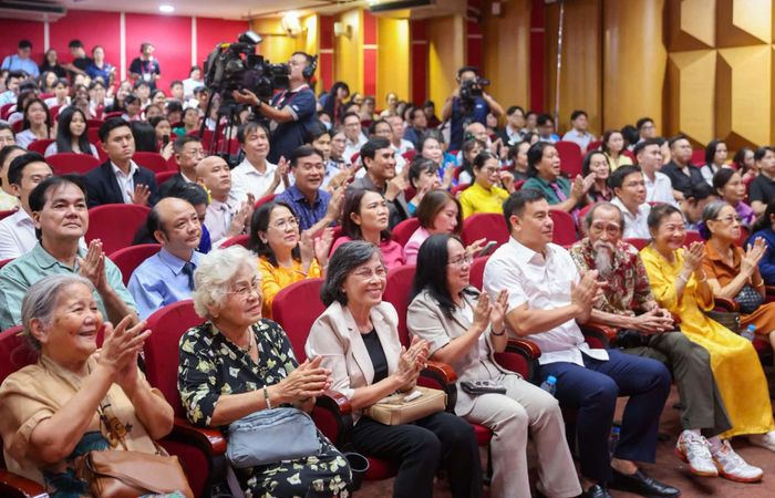  Lãnh đạo, đại biểu, khách mời cùng đông đảo học sinh, sinh viên tham dự chương trình. Ảnh: HOÀNG TRIỀU 