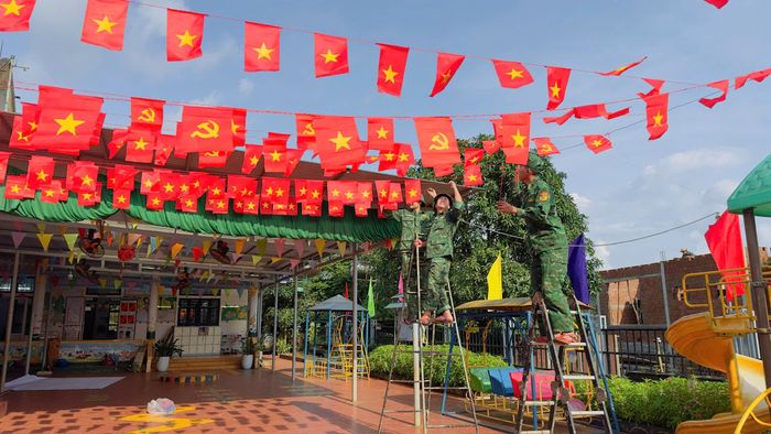  Đồn Biên phòng Hướng Phùng thuộc Ban Chỉ huy BĐBP tỉnh Quảng Trị hỗ trợ trang trí tại Trường mầm non Hướng Phùng, chuẩn bị khai giảng năm học mới 