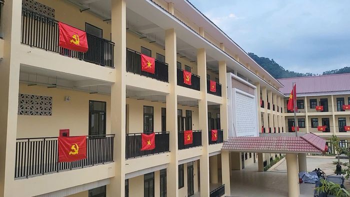  Ngôi trường biên giới ở Tây Giang rực rỡ cờ Đảng, cờ Tổ quốc, chào mừng năm học mới. Ảnh: XUÂN QUỲNH 