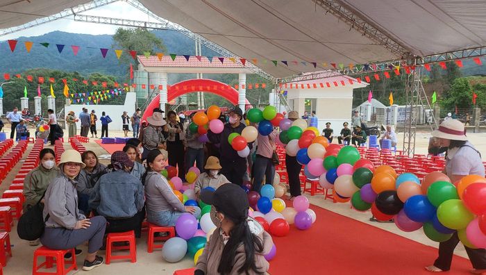  Giáo viên và người dân tích cực trang hoàng sân khấu với cờ, hoa và bóng bay rực rỡ. Ảnh: XUÂN QUỲNH 
