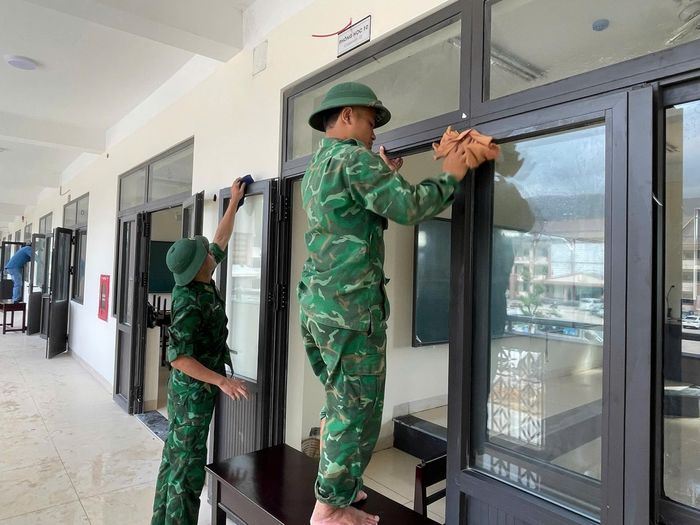  Cán bộ, chiến sĩ Đồn Biên phòng cửa khẩu A Đớt hỗ trợ dọn dẹp vệ sinh Trường Phổ thông nội trú liên cấp Tiểu học và Trung học cơ sở A Lưới 4 (TP Huế) 