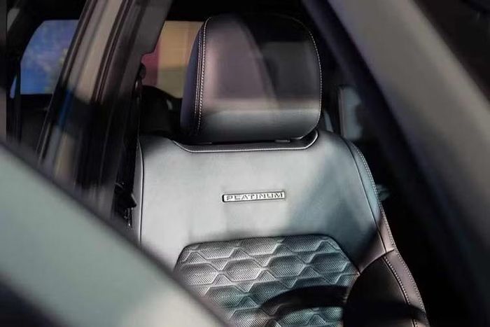 Bên trong, Ford Everest 2027 tiếp tục duy trì cấu hình 7 chỗ. Platinum cao cấp nhất sử dụng ghế da chần họa tiết kèm logo riêng, trong khi Wildtrak cũng có ghế da với nhận diện phiên bản. Platinum và Wildtrak được trang bị cửa sổ trời toàn cảnh, đèn viền nội thất và bảng đồng hồ kỹ thuật số 12 inch. Hai phiên bản Sport+ và Active sử dụng màn hình đồng hồ 8 inch.