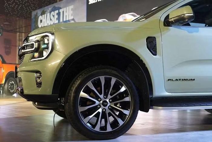 Thay đổi quan trọng nhất của Ford Everest 2027 nằm dưới nắp ca-pô của phiên bản Platinum. Xe sử dụng động cơ diesel tăng áp V6 dung tích 3.0L, sản sinh công suất 247 mã lực và mô-men xoắn cực đại 600 Nm. Ba phiên bản còn lại gồm Wildtrak, Sport+ và Active sử dụng động cơ diesel tăng áp 2.0L, cho công suất 168 mã lực và mô-men xoắn 405 Nm.