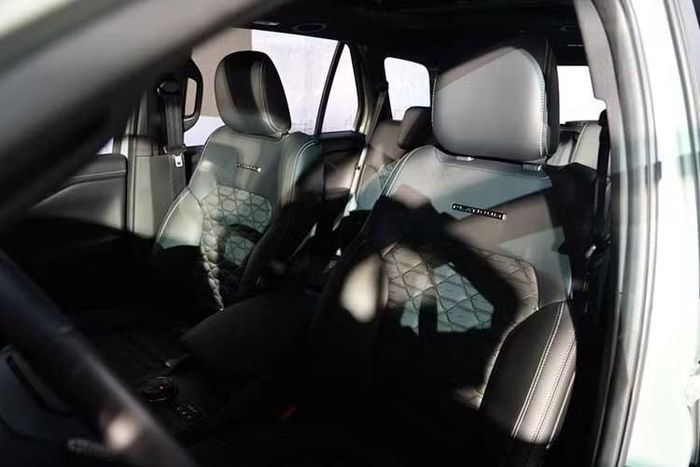 Màn hình giải trí trung tâm 12 inch cùng Apple CarPlay và Android Auto không dây là trang bị tiêu chuẩn trên toàn bộ dòng xe. Hệ thống âm thanh 8 loa được sử dụng trên phần lớn phiên bản, riêng Platinum có dàn âm thanh Bang & Olufsen 12 loa. Bản cao cấp nhất sở hữu ghế trước có chức năng sưởi và làm mát, sưởi hàng ghế thứ hai. Platinum và Wildtrak được bổ sung khả năng gập điện hàng ghế thứ ba.