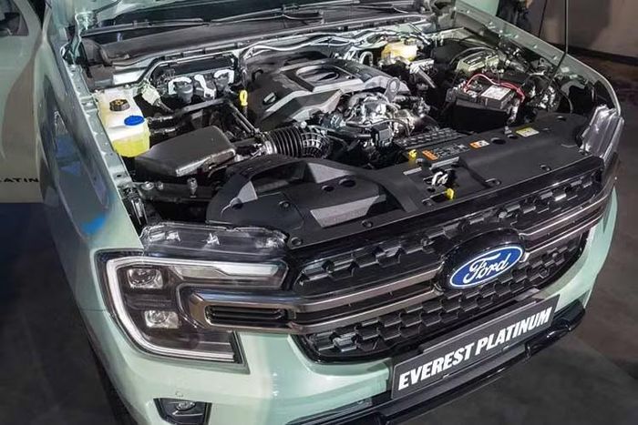 Ford trang bị cho cả bốn phiên bản Everest một số công nghệ hỗ trợ lái như phanh khẩn cấp tự động, cảnh báo va chạm phía trước, hỗ trợ tiền va chạm và đèn pha tự động. Các phiên bản cao hơn Active có thêm kiểm soát hành trình thích ứng, cảnh báo và hỗ trợ giữ làn, giám sát điểm mù kết hợp cảnh báo phương tiện cắt ngang.