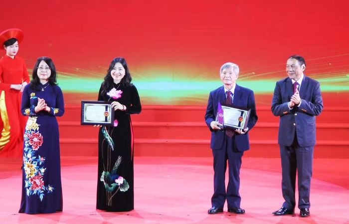 Tác giả Nguyễn Thiện Giáp đạt Giải B tại Giải thưởng Sách Quốc gia lần thứ VIII. Ảnh: VNU.