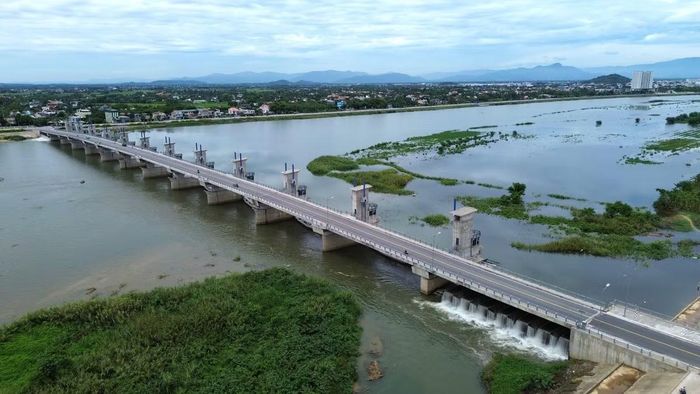 Đập dâng hạ lưu sông Trà Khúc đi vào tích nước tạo ra sự thay đổi thủy vực rộng lớn.