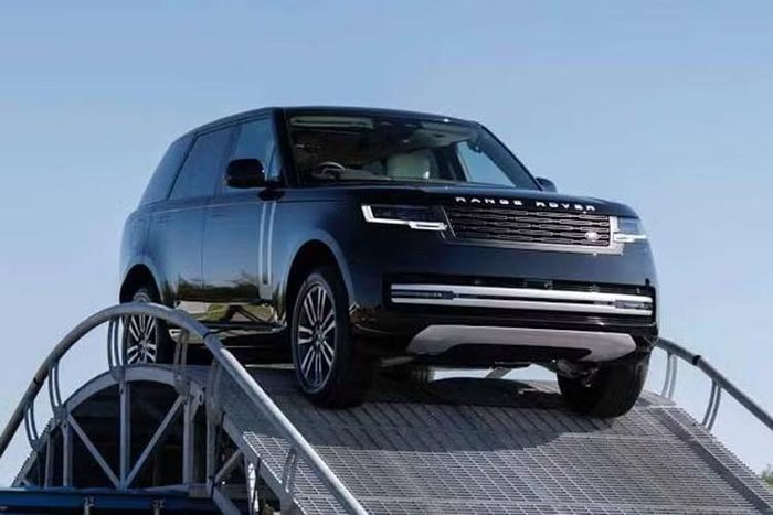 Land Rover cũng dự kiến cung cấp tùy chọn nội thất không sử dụng da, hướng tới nhóm khách hàng quan tâm đến việc giảm sử dụng vật liệu có nguồn gốc động vật. Tại Mỹ, Range Rover Electric có giá khởi điểm từ 138.000 USD (khoảng 3,6 tỷ đồng), chưa bao gồm chi phí giao xe và vận chuyển. Tại Anh, xe có giá bán từ 154.070 bảng Anh (tương đương 5,44 tỷ đồng).
