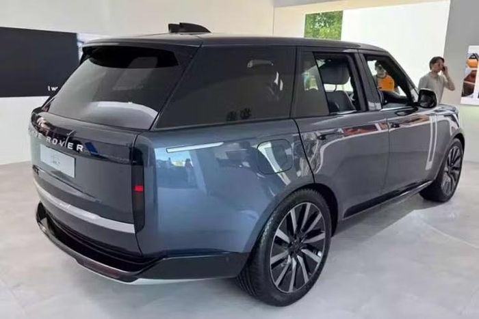 Xe có diện mạo tương đồng đáng kể với các phiên bản sử dụng động cơ đốt trong. Những thay đổi chủ yếu nằm ở hệ truyền động và cách bố trí các thành phần kỹ thuật bên dưới thân xe. Range Rover Electric được trang bị hai mô-tơ điện bố trí trên hai cầu, tạo thành hệ dẫn động bốn bánh. Hệ thống mô-tơ sử dụng chất bán dẫn silicon carbide và được thiết kế để tạo ra mô-men xoắn cao hơn khoảng 20% so với những mô-tơ có kích thước tương đương.