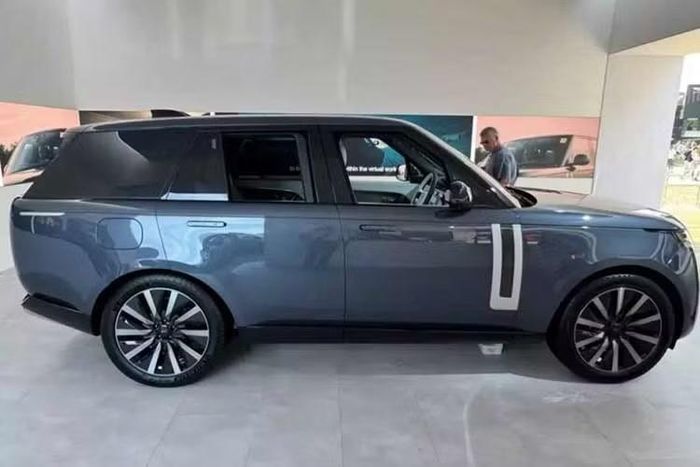 Range Rover Electric 2027 mới được phát triển trên nền tảng MLA (Modular Longitudinal Architecture), kiến trúc khung gầm vốn được Jaguar Land Rover thiết kế để sử dụng cho nhiều loại hệ truyền động. Vì vậy, dù chuyển sang hệ thống động lực thuần điện, mẫu xe mới vẫn duy trì phần lớn thiết kế đặc trưng của Range Rover thế hệ thứ 5.