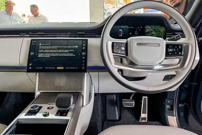Land Rover trang bị cho Range Rover Electric hệ thống quản lý nhiệt ThermAssist nhằm kiểm soát nhiệt độ của hệ thống pin và tối ưu đồng thời phạm vi hoạt động, tốc độ sạc, tuổi thọ pin cũng như hiệu suất vận hành. Hãng xe sang Anh quốc cho biết các hệ thống an toàn liên quan đến pin được phát triển với mục tiêu đáp ứng những yêu cầu khắt khe của ngành công nghiệp ôtô.