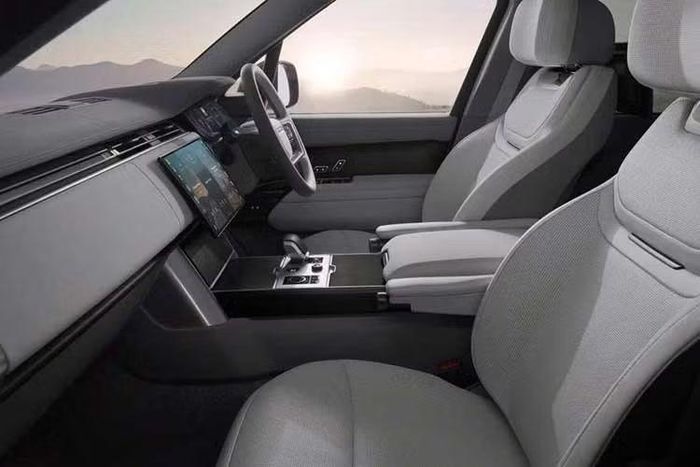 Range Rover Electric sẽ có các cấu hình 4, 5 và 7 chỗ, tùy thị trường và phiên bản. Hệ thống thông tin giải trí Pivi Pro được tích hợp trên màn hình cảm ứng cong đặt nổi ở trung tâm táp-lô. Đây là màn hình lớn nhất từng được sử dụng trên một mẫu xe Land Rover và được bổ sung phản hồi xúc giác. Phía sau vô-lăng là bảng đồng hồ kỹ thuật số 13,7 inch, kết nối với hệ thống thông tin giải trí.