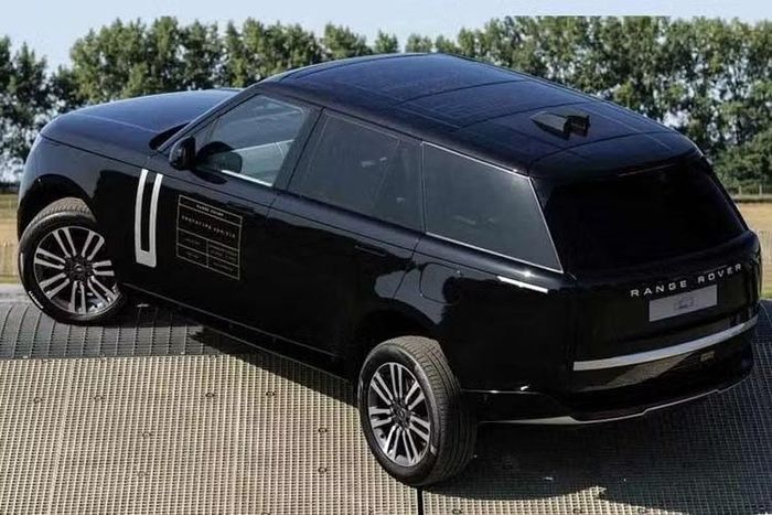 Cần số điện tử được thiết kế nhỏ gọn, phù hợp với bố cục tối giản của khoang lái. Màn hình cảm ứng HD 11,4 inch dành cho hành khách phía trước là trang bị tùy chọn. Ở hàng ghế sau, xe có thêm màn hình 8 inch tích hợp trên bệ tỳ tay trung tâm, cho phép hành khách điều chỉnh ghế và thực hiện một số thiết lập trong cabin.
