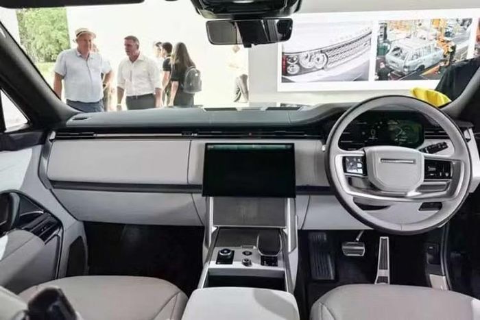 Land Rover đồng thời công bố mức vận hành thực tế theo đánh giá nội bộ ở khoảng 535 km. Hệ thống pin hoạt động cùng kiến trúc điện 800V, hỗ trợ sạc nhanh DC với công suất tối đa 350 kW. Trong điều kiện phù hợp, pin có thể được sạc từ 10% lên 80% trong khoảng 22 phút. Land Rover cho biết chỉ cần 10 phút sạc, xe có thể bổ sung khoảng 220 km phạm vi hoạt động.