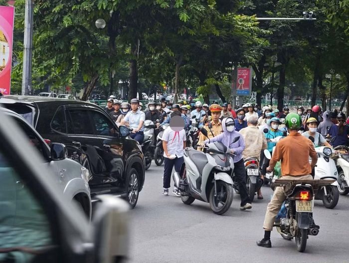 Những con số này cho thấy câu chuyện bảo đảm an toàn giao thông cho học sinh không chỉ nằm ở ý thức của chính các em mà còn liên quan trực tiếp đến trách nhiệm của gia đình.