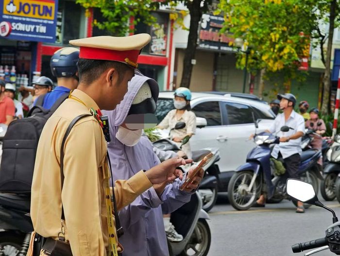 Theo lực lượng Cảnh sát giao thông, thời gian qua vẫn còn tình trạng phụ huynh giao phương tiện cho con khi chưa đủ điều kiện điều khiển. Trong một số trường hợp khác, dù trực tiếp đưa đón con, phụ huynh lại chưa chú ý đầy đủ đến những quy định tưởng như rất cơ bản như đội mũ bảo hiểm đúng quy định hoặc không chở quá số người cho phép.