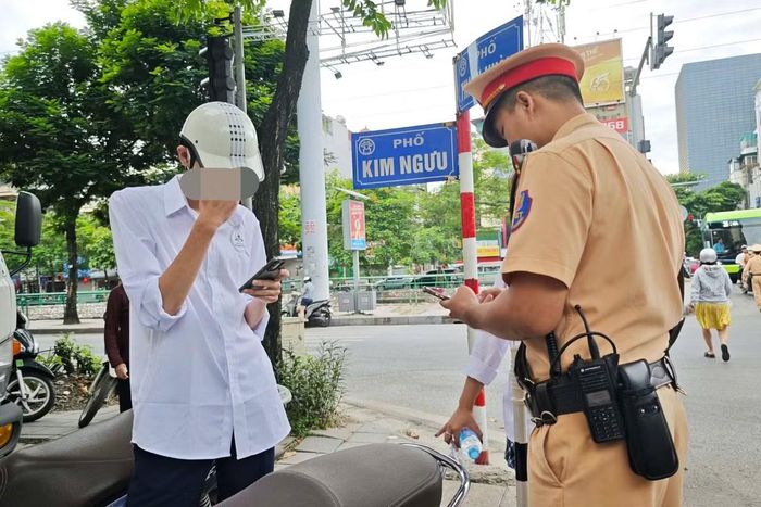 Chỉ trong buổi sáng, Đội Cảnh sát giao thông đường bộ số 4 đã lập biên bản 15 trường hợp phụ huynh và học sinh vi phạm. Phần lớn các trường hợp bị xử lý liên quan đến lỗi không đội mũ bảo hiểm.