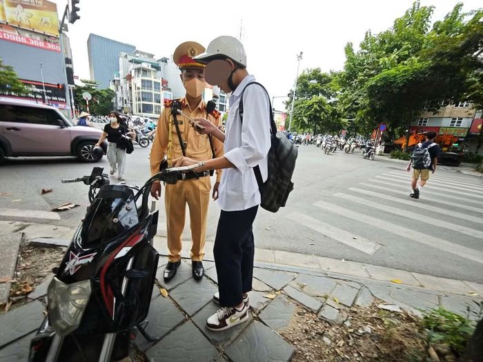 Để bảo đảm an toàn cho học sinh, lực lượng chức năng cho rằng việc kiểm tra, xử lý cần đi cùng với tuyên truyền và giáo dục. Trong đó, phụ huynh giữ vai trò đặc biệt quan trọng bởi đây là những người trực tiếp quản lý phương tiện và hình thành thói quen tham gia giao thông cho con em.