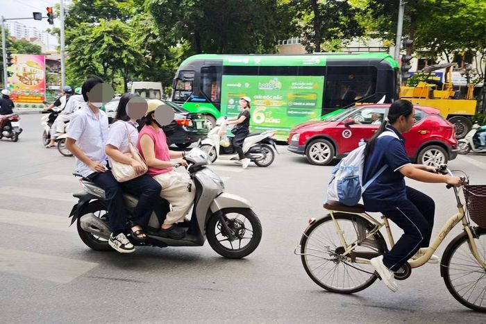 Tại nút giao Kim Ngưu - Thanh Nhàn, Đội Cảnh sát giao thông đường bộ số 4 tập trung kiểm tra các phương tiện do học sinh điều khiển cũng như phương tiện chở học sinh.