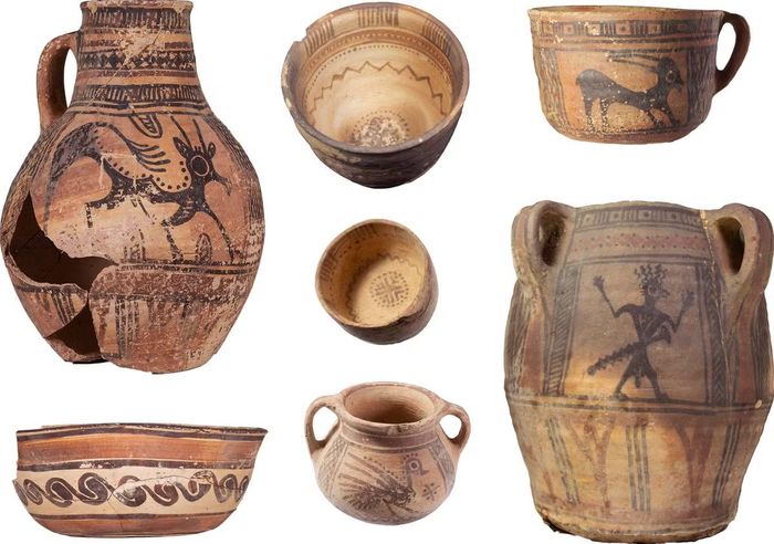 Đồ gốm “thương hiệu” cổ Qurayyah Painted Ware, trước đây được gọi là “gốm Midianite”.