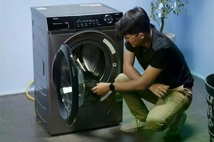Khi lắp ống mới, cần để đường ống có đủ độ chùng và kiểm tra kỹ các mối nối trước khi đưa máy giặt về vị trí cũ.