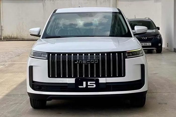 Jaecoo J5 là mẫu xe mới nhất của Omoda & Jaecoo (Chery) được lắp ráp tại thị trường Việt Nam vào tháng 8/2026. Mẫu xe này được giới thiệu với 4 phiên bản, trong đó bản dùng động cơ xăng hoàn toàn với giá bán thấp nhất, tiếp đến là 2 bản dùng động cơ hybrid và một bản cao cấp dùng động cơ thuần điện.