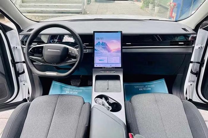 Bên trong, nội thất của mẫu xe SUV Jaecoo J5 Premium máy xăng này được trang bị khá đầy đủ và ưa nhìn chứ không bị cắt quá nhiều trang bị như phiên bản Premium dùng động cơ hybrid.