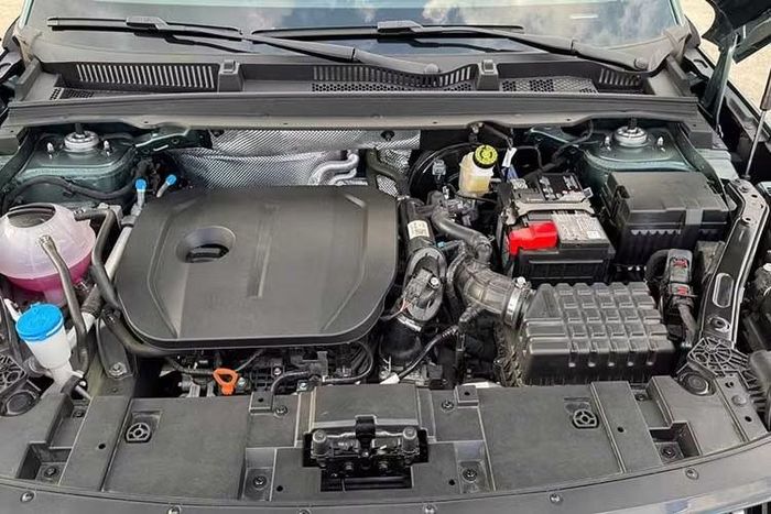 Về phần hiệu năng, Jaecoo J5 Premium máy xăng được trang bị động cơ 1.5L tăng áp có công suất 145 mã lực và mô-men xoắn 210 Nm. Sức mạnh được truyền đến bánh trước thông qua hộp số CVT.