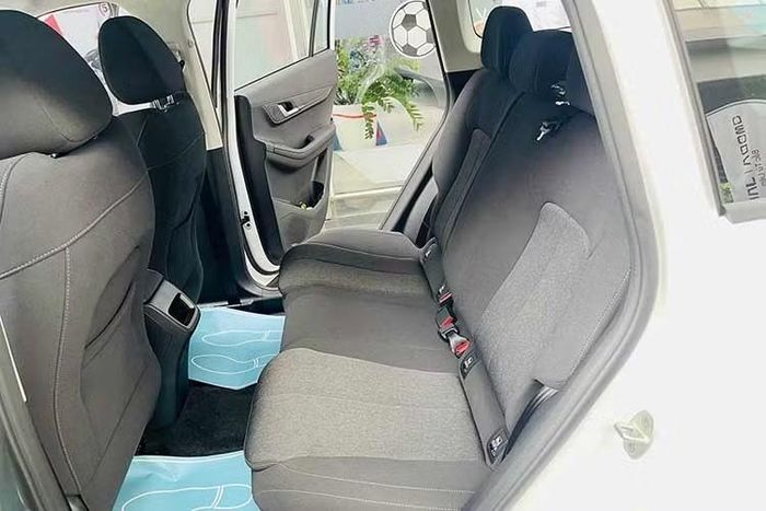 Về phần trang bị, phiên bản Jaecoo J5 Premium máy xăng không được trang bị các tính năng ADAS nâng cao như các phiên bản khác. Tuy nhiên, xe vẫn được trang bị hệ thống kiểm soát hành trình, camera 360 độ, cảm biến hỗ trợ đỗ xe,... Bản này cũng chỉ được trang bị 4 túi khí thay vì 6 túi khí như các phiên bản cao cấp.