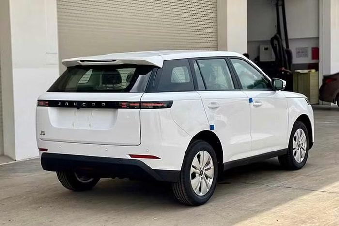 Tương tự như những phiên bản khác, Jaecoo J5 Premium động cơ xăng sở hữu các thông số kích thước tổng thể tương đối lý tưởng cho một mẫu xe đô thị cỡ B+ với chiều dài 4.380 mm, rộng 1.860 mm, cao 1.650 mm cùng chiều dài cơ sở ở mức 2.620 mm. Các phiên bản dùng động cơ xăng và hybrid sẽ có lưới tản nhiệt nan dọc mạ crom thay vì cản trước kín như bản BEV.