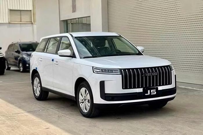Phiên bản Jaecoo J5 Premium tại Việt Nam động cơ đốt trong là phiên bản thấp nhất của dòng xe này với giá bán ở mức 599 triệu đồng. Đối với nhóm khách hàng đầu tiên, hãng mang đến ưu đãi hỗ chi phí nhiên liệu có thể quy đổi thành giảm giá tiền mặt. Điều này giúp giá bán xe hạ thấp đến mức 499 triệu đồng.