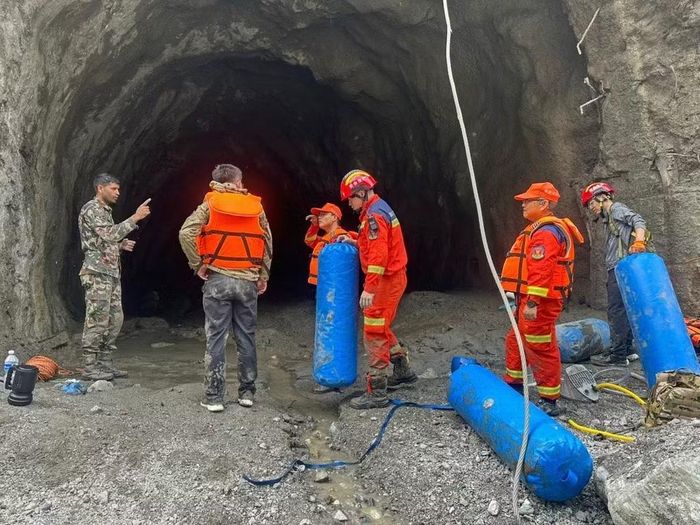 Các binh sĩ quân đội Nepal cứu hộ tại hiện trường một dự án thủy điện ở Trishuli, Nepal, ngày 31/8/2026. Ảnh: Quân đội Nepal/AP.