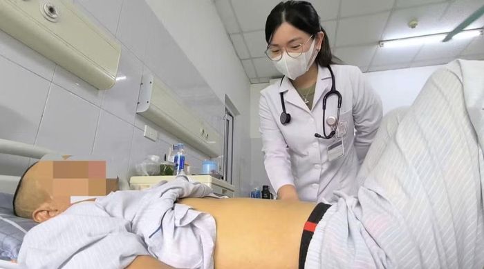 Bác sĩ thăm khám cho bệnh nhân - Ảnh BVCC