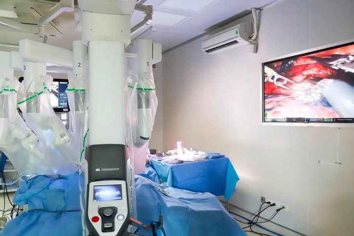 Robot hỗ trợ phẫu thuật cho bệnh nhân - Ảnh BVCC