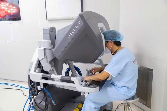 Bác sĩ điều khiển robot phẫu thuật cho bệnh nhân - Ảnh BVCC