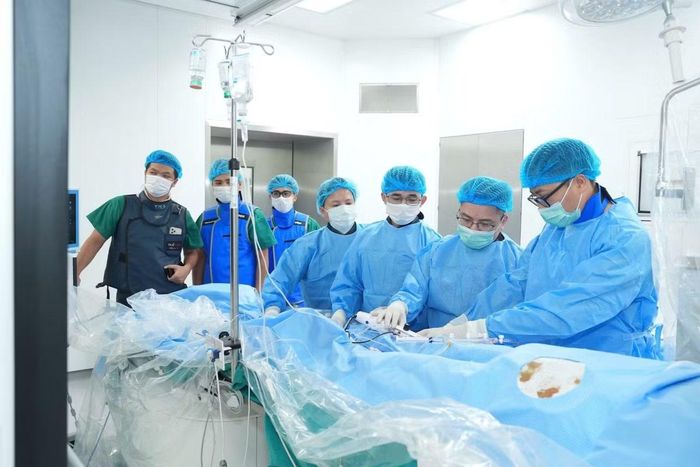 Ê-kíp can thiệp cho bệnh nhân - Ảnh BVCC