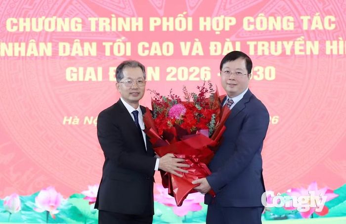 Chánh án Nguyễn Văn Quảng tặng hoa chúc mừng Tổng Giám đốc Đài Truyền hình Việt Nam Nguyễn Thanh Lâm.