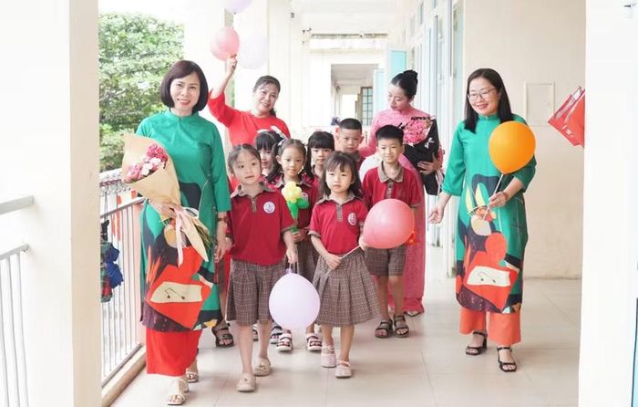 Cô giáo đón học sinh vào lớp 1, Trường Tiểu học Hưng Lộc (Vinh Lộc, Nghệ An).