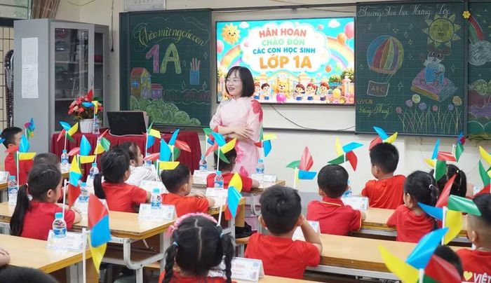 Cô, trò Trường Tiểu học Hưng Lộc (Vinh Lộc, Nghệ An) trong ngày tựu trường. Ảnh: Hồ Lài
