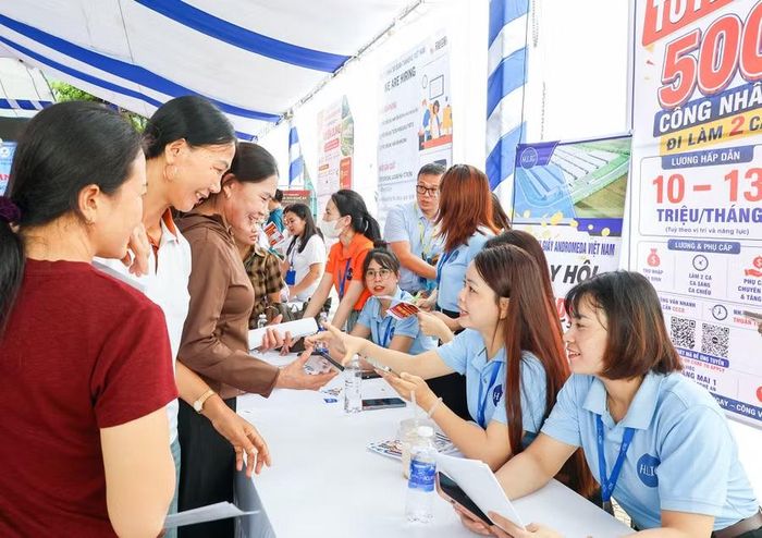 Người lao động tỉnh Nghệ An nghe tư vấn tại Ngày hội việc làm. (Ảnh: Kim Oanh)
