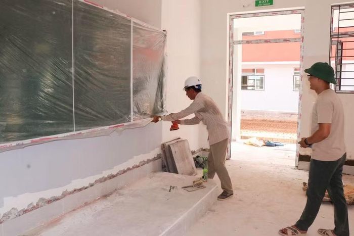 Cùng với hoàn thiện cơ sở vật chất, công nhân đang khẩn trương đưa bàn ghế, bảng và các thiết bị vào từng phòng để lắp đặt, chuẩn bị cho công tác dạy và học.