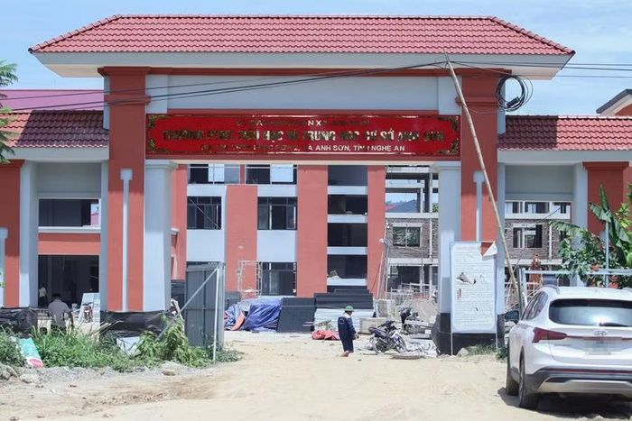 Những ngày đầu tháng 9, các nhà thầu đang dồn lực, tập trung nhân lực, máy móc, thiết bị để hoàn thiện công trình, kịp bàn giao trước lễ khai giảng năm học 2026-2027.