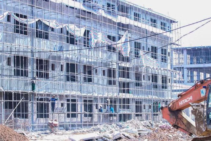 Khu nội trú dành cho học sinh, giáo viên, nhà đa năng, khu bếp và nhà ăn đang được các đơn vị thi công khẩn trương hoàn thiện. Đây là những hạng mục quan trọng phục vụ nhu cầu ăn, ở, sinh hoạt của học sinh trong năm học mới.