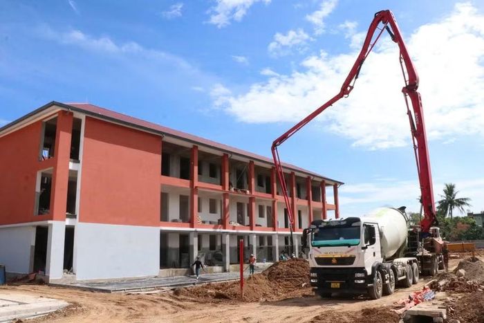 Hiện, 6 khối nhà học cùng khối nhà hiệu bộ của cơ bản hoàn thiện phần xây dựng, sơn tường, lắp đặt cửa chính, cửa sổ và đang được hoàn thiện các hạng mục liên quan.