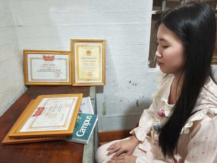 Thanh Trà bên những thành tích, phần thưởng ghi dấu 12 năm nỗ lực học tập và phấn đấu.