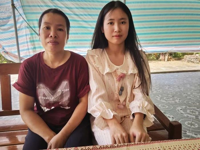 Em Phan Thị Thanh Trà (xã Tứ Mỹ, Hà Tĩnh) cùng mẹ.