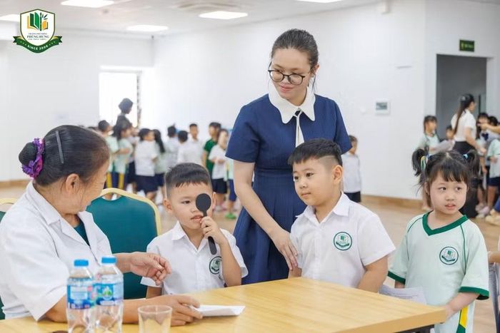 Trẻ được khám sức khỏe định kỳ tại trường.