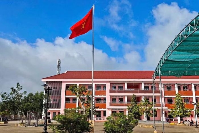 Khang trang ngôi Trường Phổ thông nội trú TH&THCS Vĩnh Gia tại vùng biên An Giang.